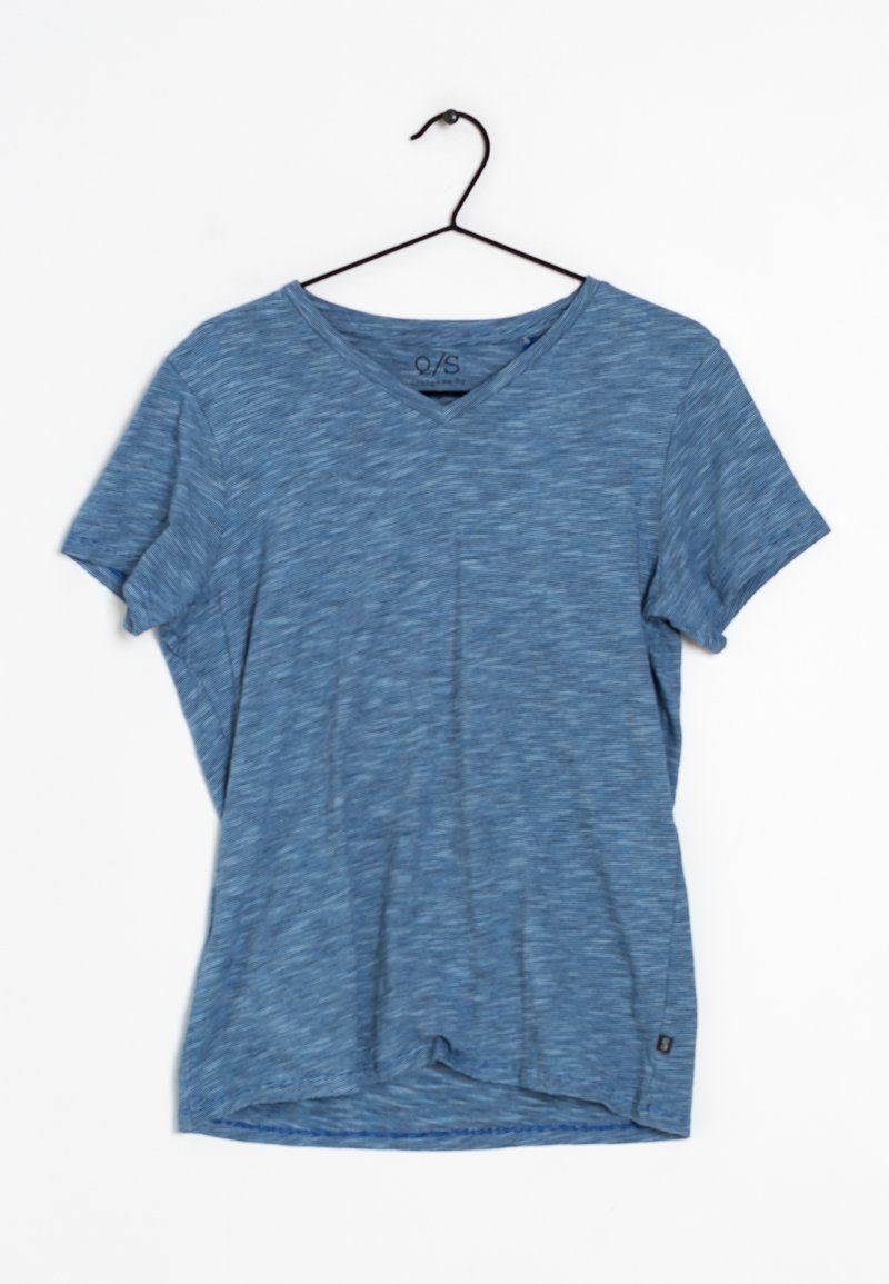 Modré tričko s krátkým rukávem a V-výstřihem, s melírovanou texturou, které má jemné vertikální pruhy a malou visačku blízko lemu.