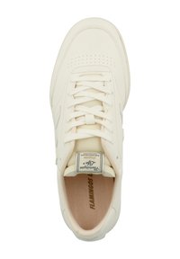 Sneaker color avorio con lacci, area delle punte perforata, etichetta sulla linguetta con marchio e interno imbottito di Flamingos Life, vista dall'alto.