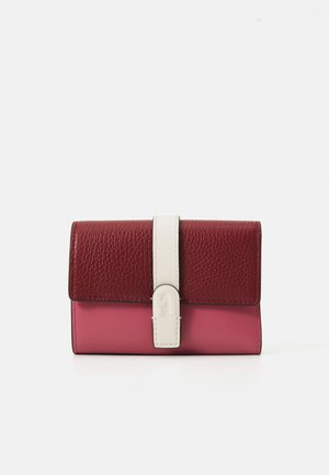 Rød og rosa lær lommebok med en teksturert overdel, glatt nedre halvdel og en hvit clasp-detalj i midten. Kompakt rektangulær form.