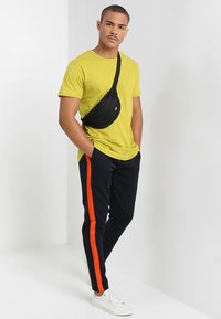Urban Classics SHAPED LONG - T-shirts - lemonmustard