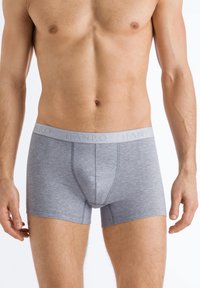 Grå bomullsboxer med en mjuk elastisk midjeband med präglad logotyp. Den sitter nära kroppen, har en slät yta och är i midja-längd.