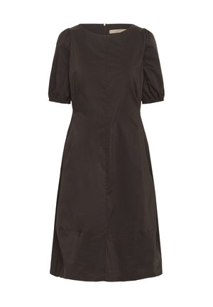 Abito marrone scuro con corpetto aderente, maniche corte a sbuffo e gonna dritta. Presenta una zip nascosta sul retro e una texture liscia.