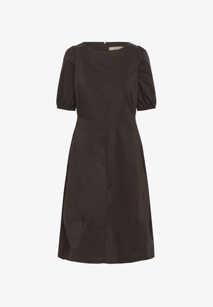 Abito marrone scuro con corpetto aderente, maniche corte a sbuffo e gonna dritta. Presenta una zip nascosta sul retro e una texture liscia.