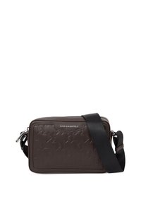 Barna műbőr keresztpántos táska, dombornyomott geometrikus mintával, cipzáros záródással, ezüst színű hardverelemekkel és állítható pánttal.