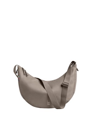 Taupefarbene, halbmondförmige Schultertasche mit verstellbarem Gurt, Reißverschluss und dezentem Logo auf der Vorderseite.