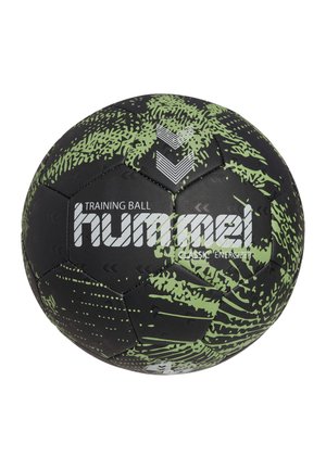 Czarna i zielona piłka treningowa z logo marki "hummel" oraz napisem "Classic Energizer" na jej powierzchni.