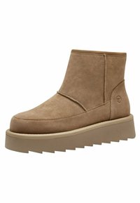 Beżowe zamszowe botki za kostkę z zaokrąglonym noskiem i pasującą elastyczną wstawką. Posiadają grubą, teksturowaną podeszwę platformową, która zwiększa wysokość i zapewnia stabilność.