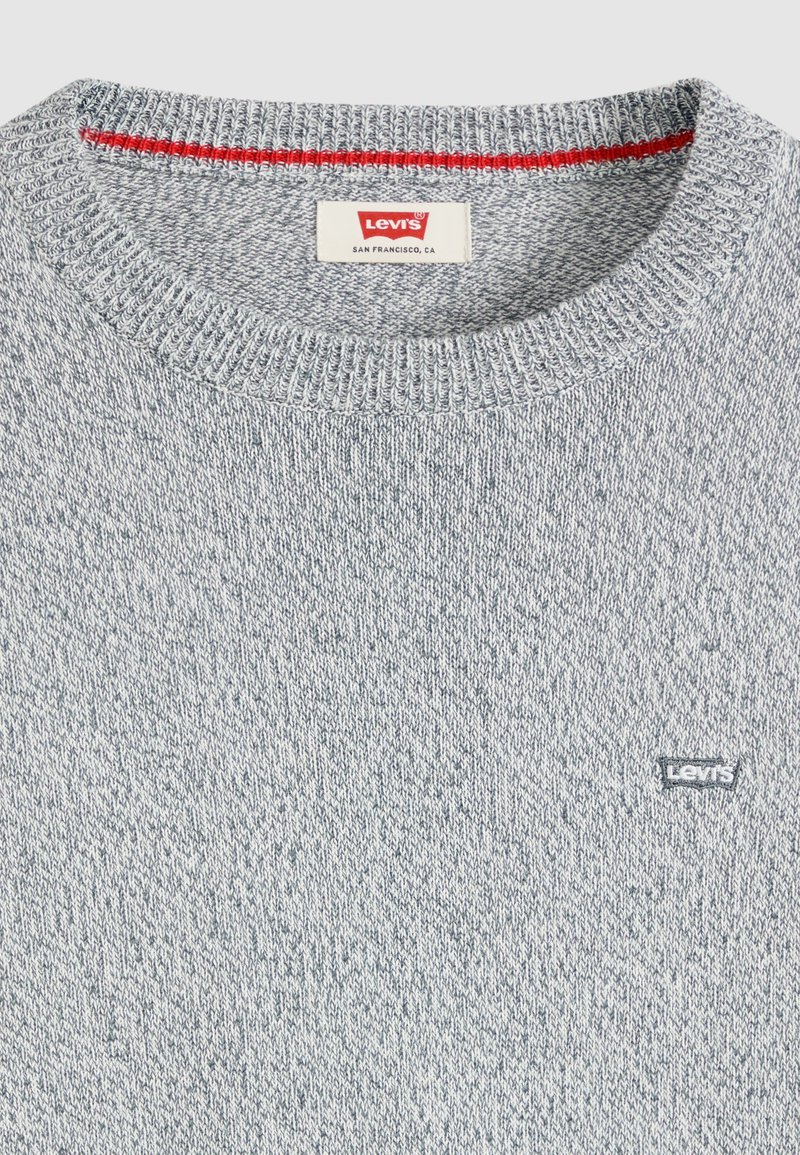 Hellgrauer gestrickter Pullover mit Rundhalsausschnitt, roten Nähten innen am Kragen und kleinem Levi's-Logo auf der Brust.