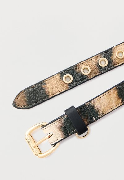 Ζώνη από δέρμα με animal print, με χρυσή μεταλλική αγκράφα, μαύρη δερμάτινη θήκη και μεταλλικά τρουκ, με υφή σε καφέ και πράσινους τόνους.