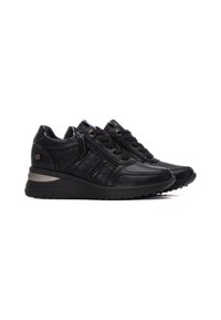 Sneakers in pelle nera con pannelli testurizzati, design con lacci, zip laterale e suola in gomma spessa. Presentano dettagli metallici sul tallone.