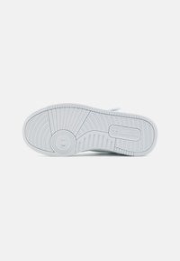 Hvit sneaker såle med mønstertråkk. Har logoaksent og ribbet detalj langs siden for grep. Glatt gummimateriale.