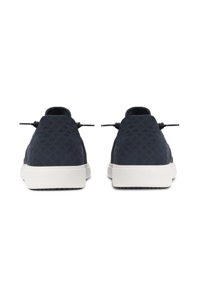 Granatowe sneakersy z teksturowaną siateczką u góry, białą gumową podeszwą i elastycznymi sznurowadłami. Posiadają szczegóły w diamentowym wzorze z tyłu.