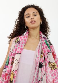 Geprinte sjaal van een zachte, lichte stof in het roze met hartpatronen en stripfiguren. De randen zijn afgewerkt met stikdetails.