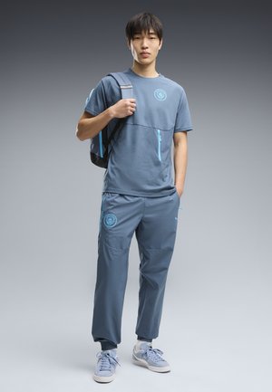 Puma, MANCHESTER CITY FC PUMATECH WOVEN PANTS - Jogginghose - evening sky-luminous blue
