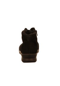 Schwarze Wildleder-Stiefelette mit abgerundetem Absatz, Reißverschlussdetail an der Seite und weicher Fütterung am Schaft für zusätzlichen Komfort.