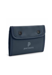 Marineblauwe portemonnee van glad materiaal met een gestructureerde rand. Voorzien van twee zwarte drukknoopjes en het "pactastic" logo in het wit afgedrukt.