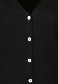 Czarny kardigan z teksturowanej tkaniny, z dekoltem w serek, guzikami z przodu oraz sześcioma białymi guzikami na środku.