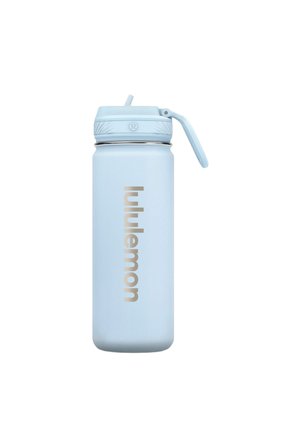 Hellblaue Lululemon Wasserflasche mit Klappdeckel und eingebautem Strohhalm, aufrecht stehend vor weißem Hintergrund.