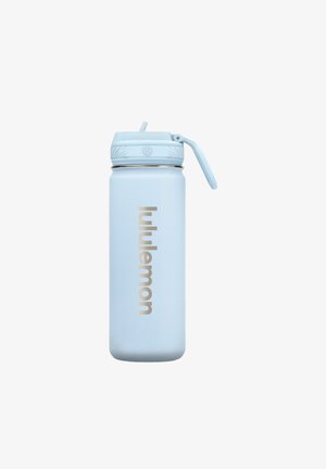 Hellblaue Lululemon Wasserflasche mit Klappdeckel und eingebautem Strohhalm, aufrecht stehend vor weißem Hintergrund.