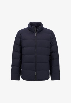 Giacca imbottita blu navy con colletto alto, zip frontale e motivo a righe orizzontali. Presenta una texture di tessuto liscia.