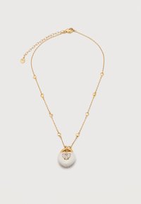 Χρυσό κολιέ αλυσίδα με μικρούς κρίκους σε σχήμα καρδιάς και λευκό μενταγιόν σε σχήμα καρδιάς με κεντρική καθαρή πολύτιμη πέτρα και χρυσές λεπτομέρειες.