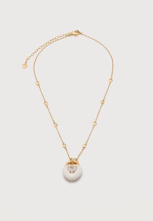 Zelta ķēdes kaklarota ar mazām sirds formas saitēm un baltu sirds formas piekariņu ar centrālu caurspīdīgu dārgakmeni un zelta akcentiem.