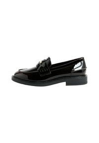 Mocasín de charol negro con una forma elegante y un tacón bajo y resistente. Presenta una correa decorativa con un acento dorado y un detallado de costura.