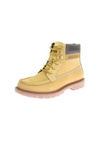 Stivale alla caviglia in pelle gialla con cuciture beige, accentuazioni marroni, punta rotonda e suola in gomma robusta. Presenta occhielli metallici e lacci.