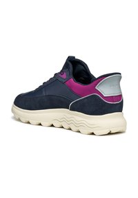 Navy- und lila Sneaker aus Wildleder und synthetischen Materialien, mit einer gepolsterten cremfarbenen Sohle und strukturierten Akzenten an Ferse und Seiten.