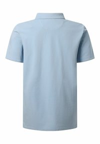 Helles blaues Polohemd mit kurzen Ärmeln, klassischem Kragen, glatter Textur und geradem Saum. Keine sichtbaren Muster oder Akzente.