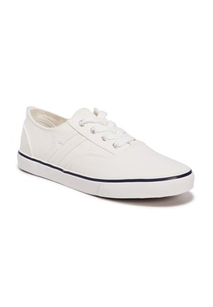 Sneakers bianchi in tela con design a punta bassa, caratterizzati da una punta tonda, lacci bianchi e una striscia blu decorativa sulla suola.