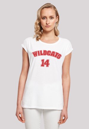 Hvit bomull t-skjorte med rullede ermer, med et dristig rødt "WILDCATS" grafikk og tallet "14" i en sporty skrifttype over fronten.