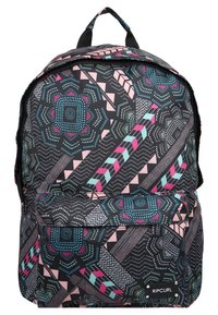 Rugzak met zwarte basis, geometrische patronen in roze, teal en wit, voorzien van een voormiddel met rits en een Rip Curl logo patch.