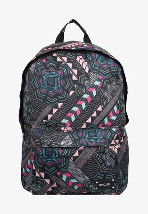 Rugzak met zwarte basis, geometrische patronen in roze, teal en wit, voorzien van een voormiddel met rits en een Rip Curl logo patch.