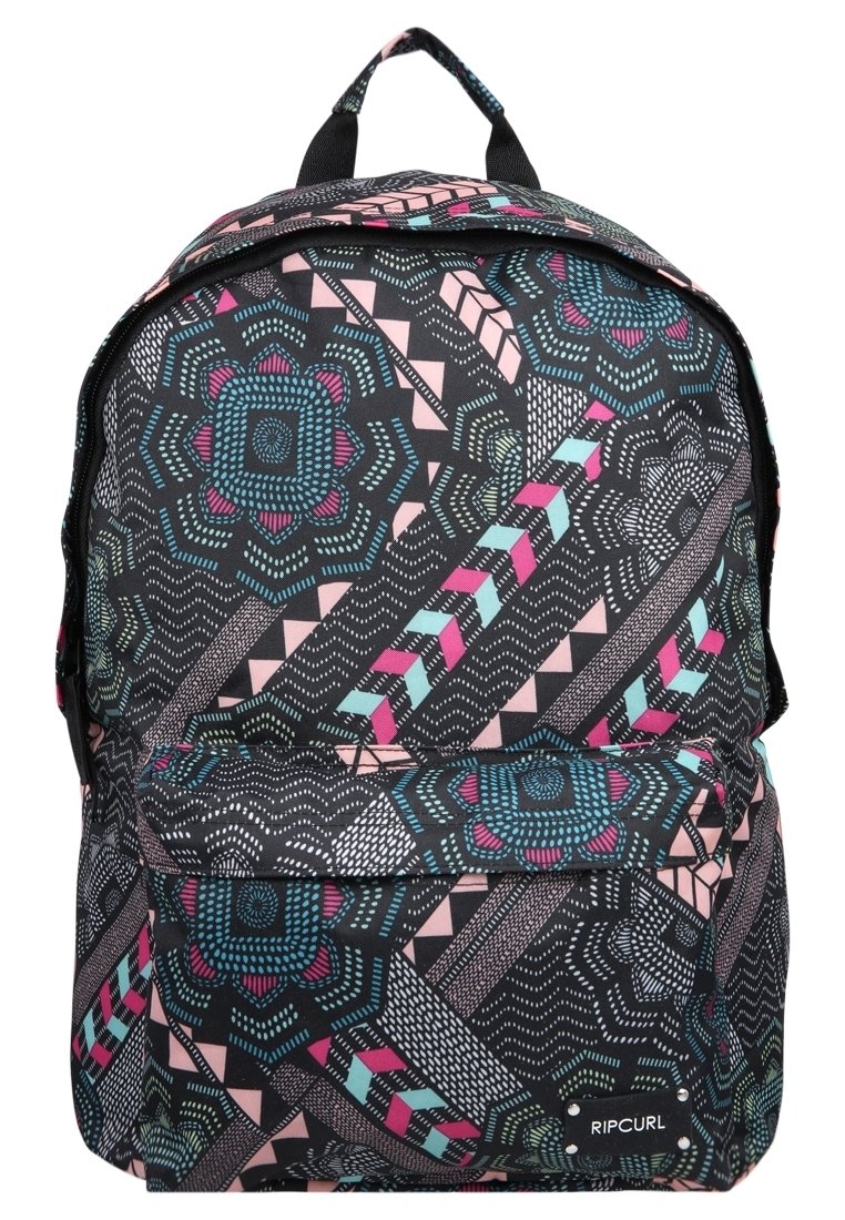 Rugzak met zwarte basis, geometrische patronen in roze, teal en wit, voorzien van een voormiddel met rits en een Rip Curl logo patch.