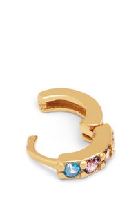 Pendiente de aro dorado con un acabado liso, que presenta tres cristales multicolores: azul, rosa y púrpura, incrustados a lo largo de un borde.