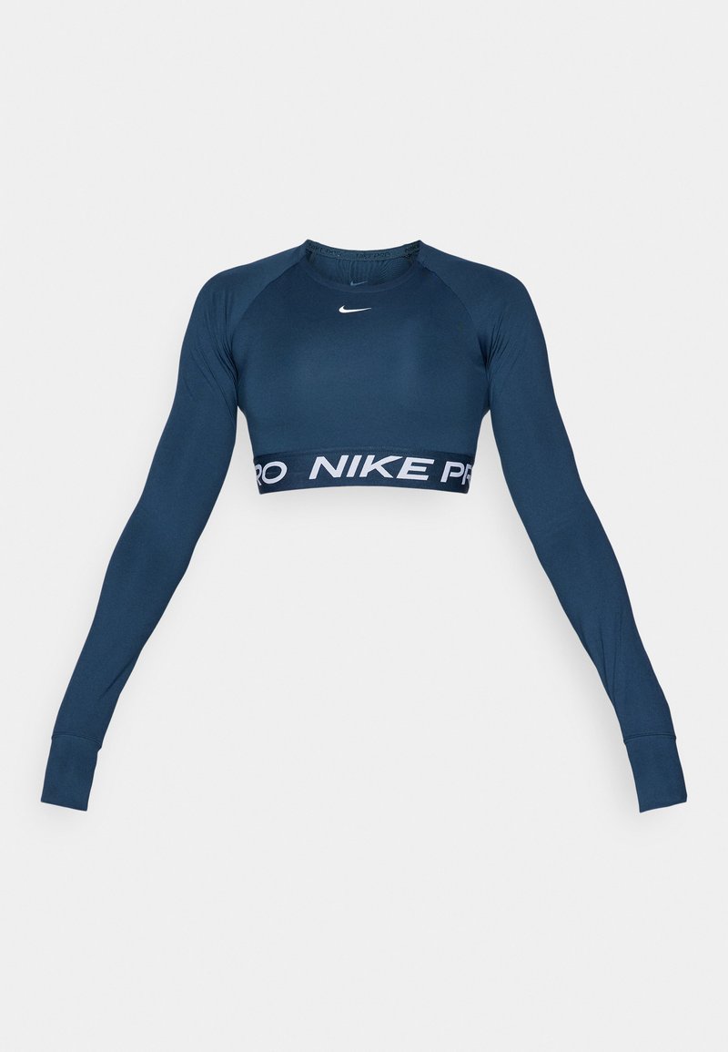 Navyblaues, langärmeliges, athletisches Crop-Top aus dehnbarem Material, mit einem weißen Nike-Logo und einem breiten "NIKE PRO"-Bund am unteren Ende.