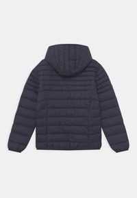 Tmavě námořnicky modrá prošívaná péřová bunda s vodorovným prošíváním, dlouhými rukávy, elastickými manžetami a připojenou kapucí, zobrazená zezadu.