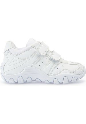 Zapatillas deportivas blancas hechas de materiales sintéticos, con dos tiras de velcro, una suela de goma texturizada y áreas de malla transpirable.