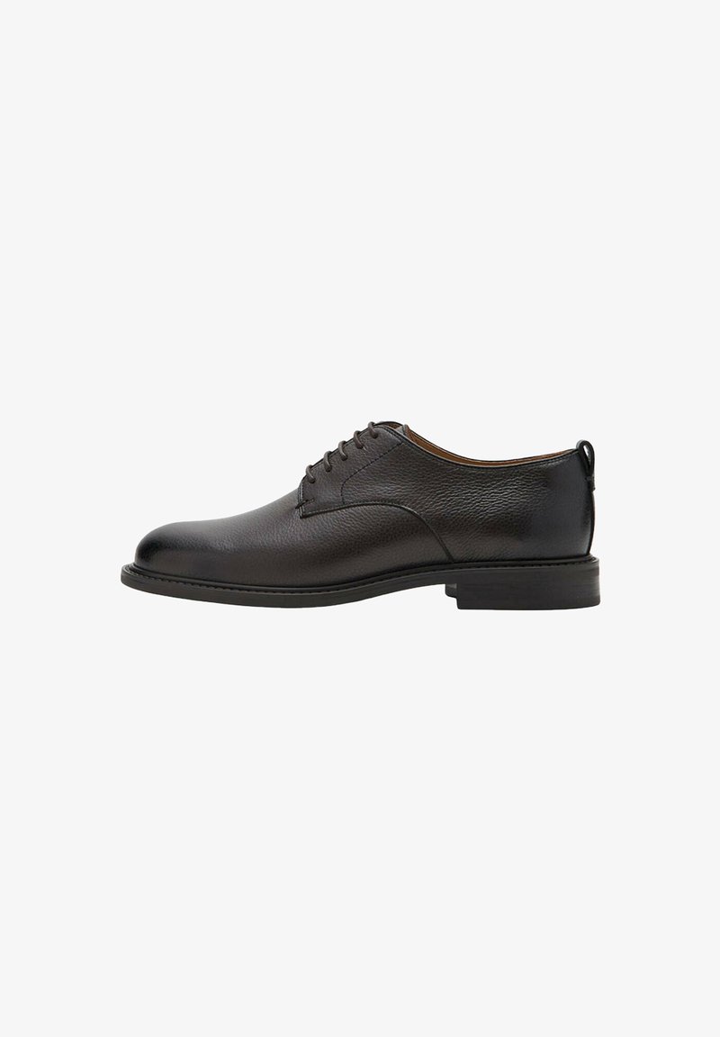 Chaussure habillée pour homme en cuir noir à lacets avec un bout arrondi lisse et un petit talon empilé, présentée de profil sur fond blanc.