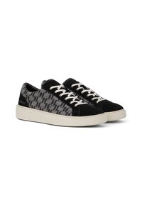 Sorte og grå mønstrede sneakers med en ruskind front, hvide snørebånd og en elfenbensfarvet gummisål. Har branding på hælen.
