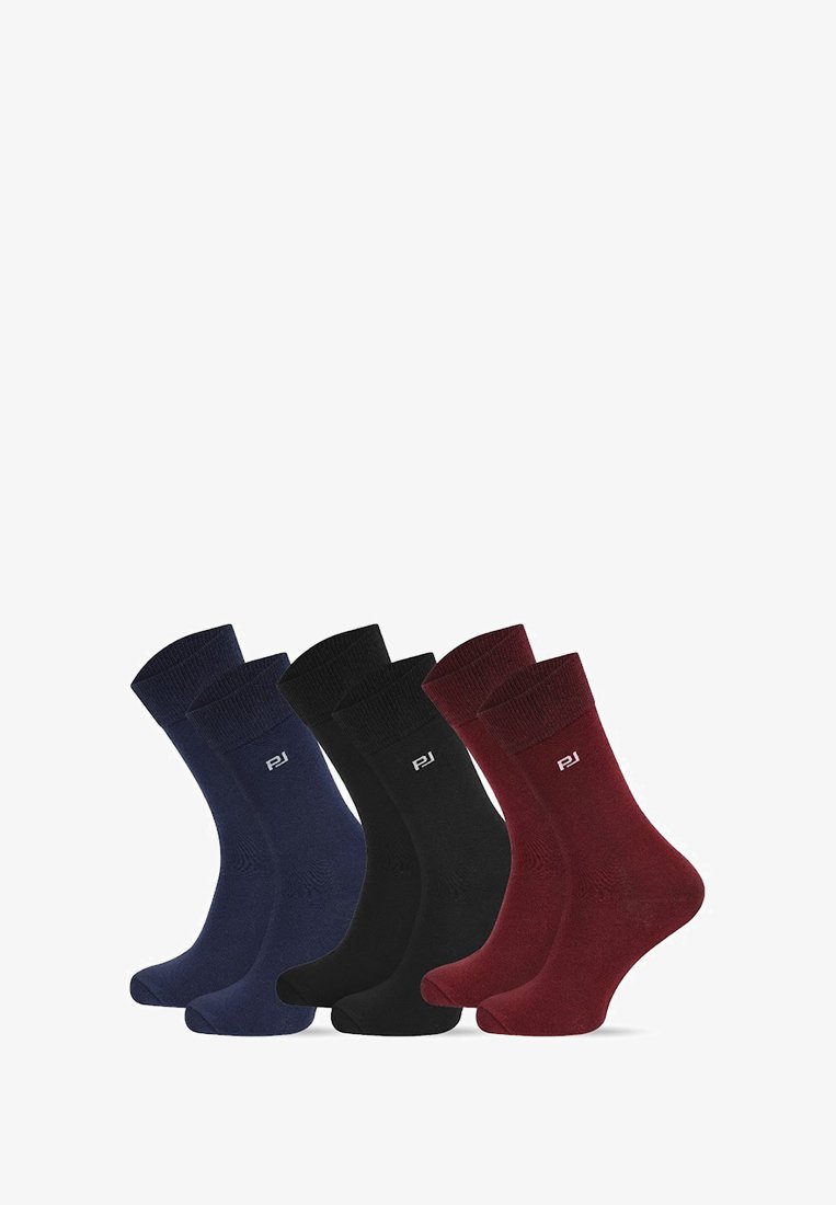 Trzy pary skarpet załogowych w kolorach granatowym, czarnym i bordowym, charakteryzujące się gładką teksturą oraz logo umieszczonym na górze.