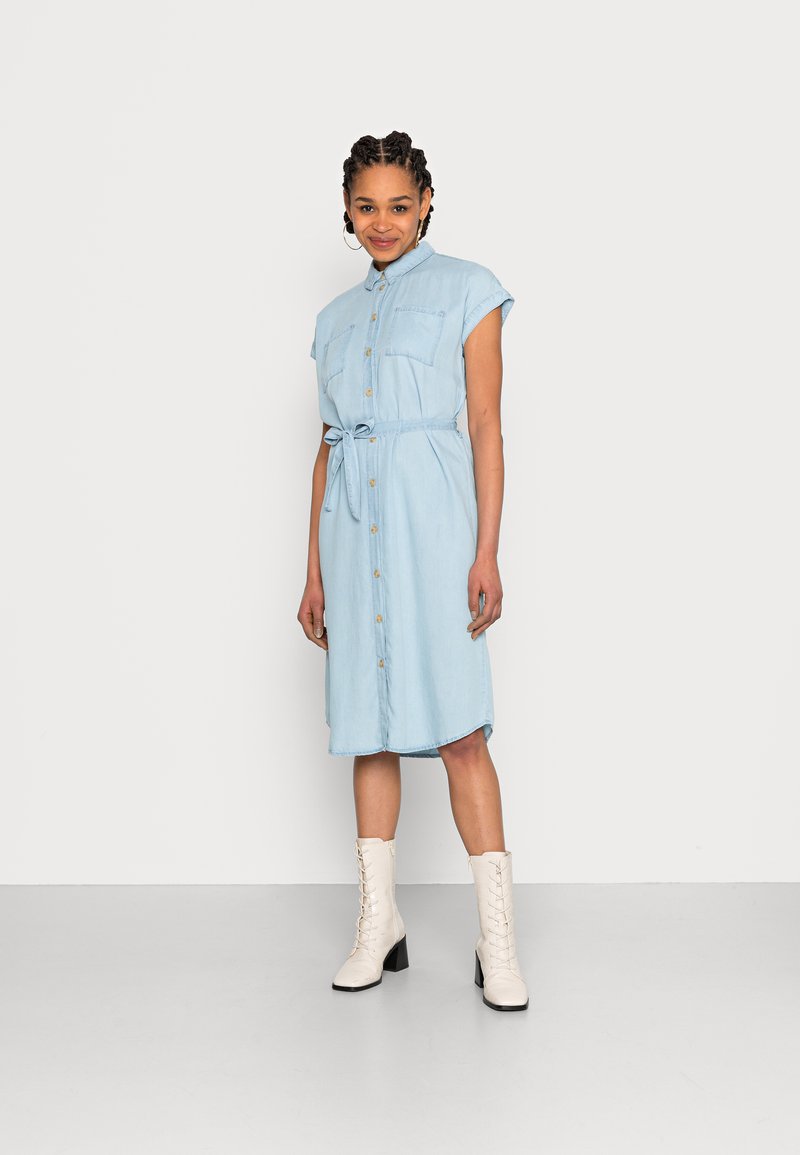 ONLY - ONLPEMA HANNOVER DRESS - Denimové šaty - light blue denim, Zvětšit