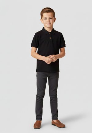 Czarna koszulka polo z krótkimi rękawami, z trzema guzikami i brązowym guzikiem. Połączona z szarymi spodniami i brązowymi butami.