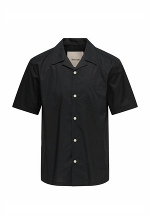 Must väikesed varrukad ja nööbitav särk, millel on eesmine tasku, terav krae ja valged nööbid.