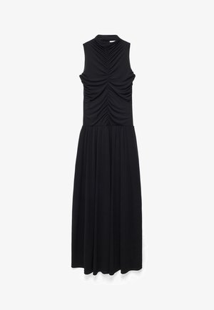 Melnā ilgā kleita bez piedurknēm ar augstu kakla izgriezumu, rūtainu detaļām uz krūšu daļas un sapludinātu plūstošu svārku.