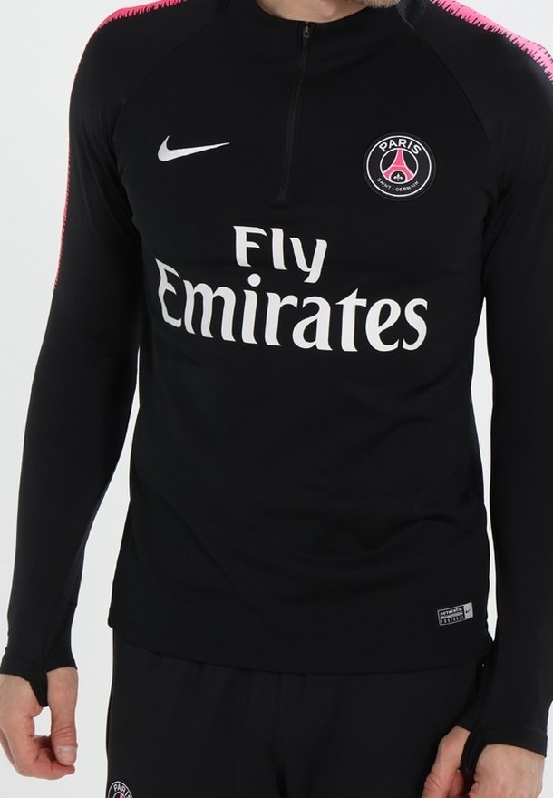 Schwarzes langärmliges Sportoberteil mit einem Viertelreißverschluss, mit pinken Akzenten an den Schultern, "Fly Emirates"-Logo in Weiß und PSG-Emblem.