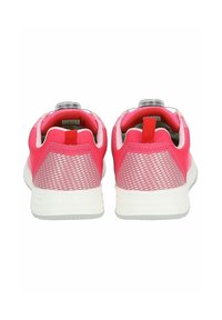 Scarpe da ginnastica rosa con un pannello in rete sul tallone, suola in gomma e un manico sul retro, progettate per traspirabilità e comfort.