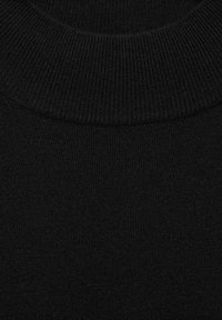 Maglione nero lavorato a maglia con collo alto a coste e una texture morbida, con una vista ravvicinata che mette in risalto la cucitura uniforme e la profondità del colore.