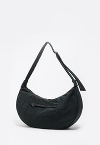 Czarna torebka hobo o zaokrąglonym kształcie, wykonana z gładkiego materiału. Posiada długi, regulowany pasek i zasuwaną kieszeń z przodu.